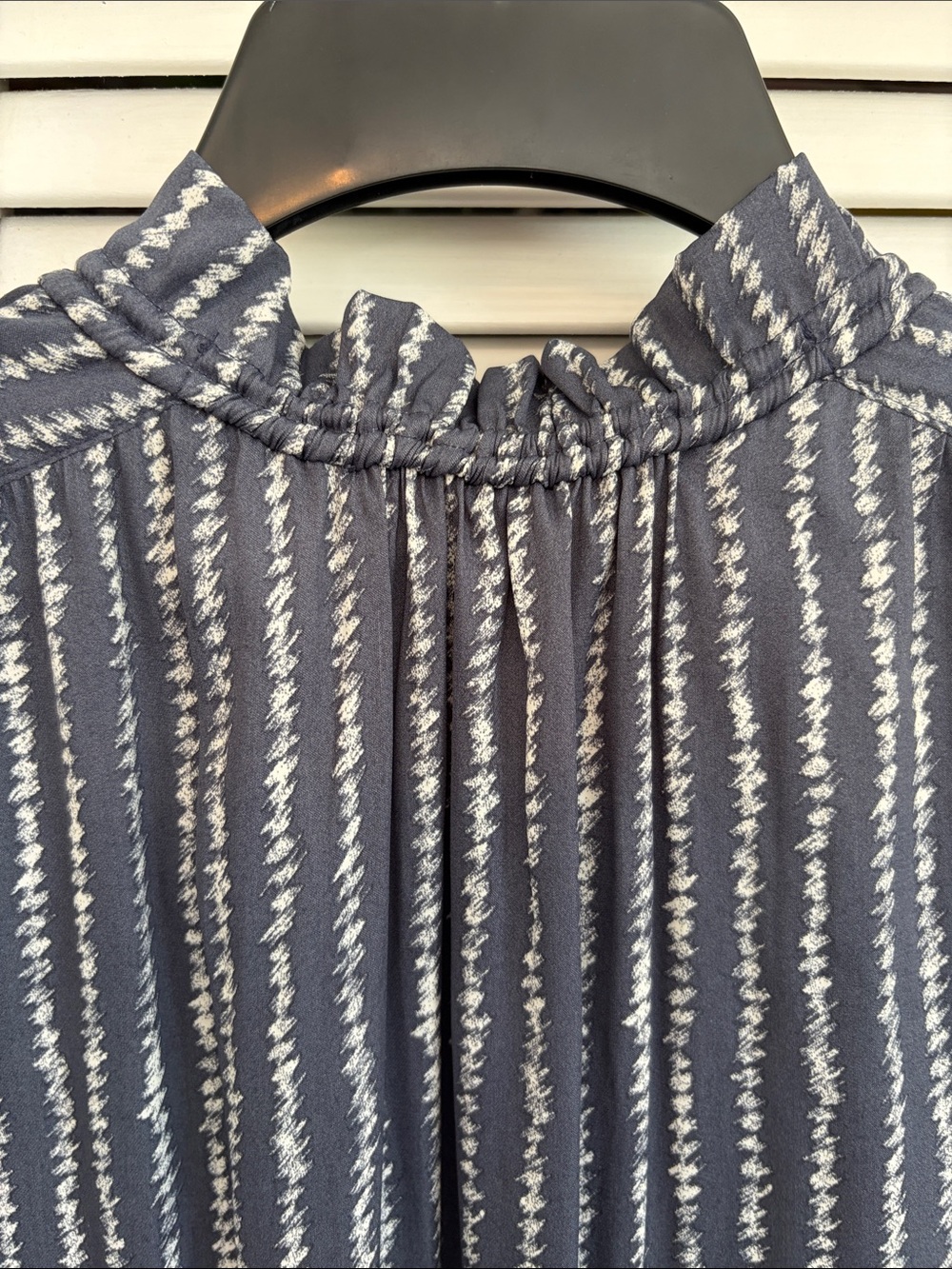 Loft Women’s Sz Med Sleeveless Top Ruffle Neck Gray White Lightweight - Picture 8 of 13